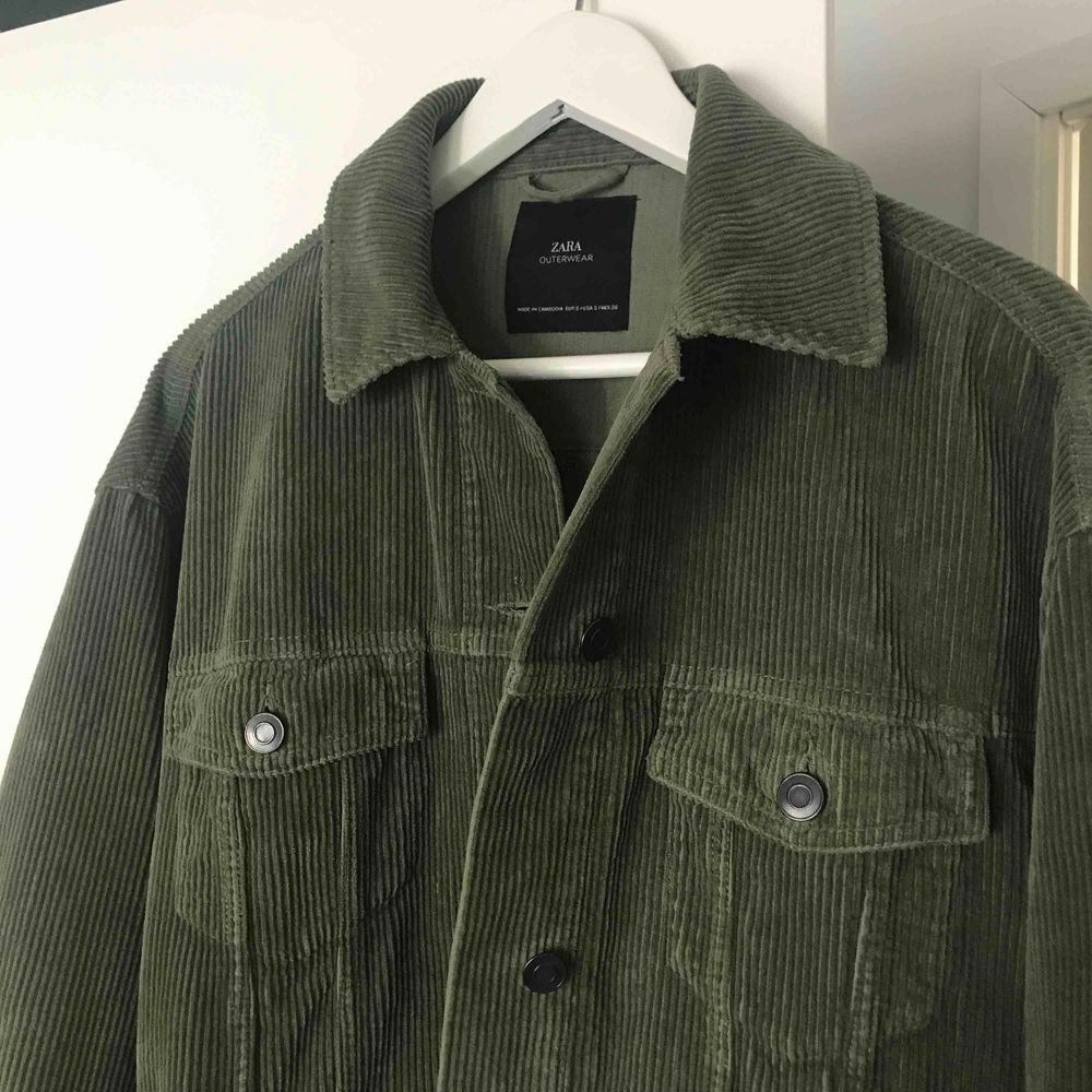 Säljer min gröna manchester jacka från Zara, strl S! Jackan är oversize så passar även M/L beroende på hur man vill att jackan ska sitta:) nypris: 400kr och använd max 5 ggr, så den är precis som ny! . Jackor.