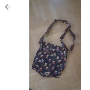  - Oanvänd tygväska med ugglor. Köparen står för frakten.