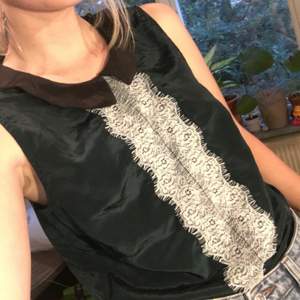 Superfin mörkgrönt linne med vit spets och svart krage, silkigt material (polyester) från Lindex  