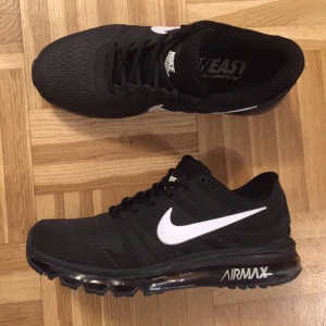  - Nike AirMax 2017 men. Storlek 42. Använd bara några ggr. Som ny! Säljes pga fel storlek.  Online butik pris 1900kr! (https://m.jdsports.se/product/svart-nike-air-max-2017/245708_jdsportsse/)  (JD Sports)