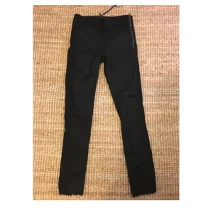  - Whyred! Svarta jeans med mocka på sidorna, avklippta vid ankeln! 👌🏼 superfina! Lapp kvar! Storlek 36 men något mindre i storleken, tighta på mig som är en 34a. Köpare betalar frakt, kan mötas i Stockholm :) 