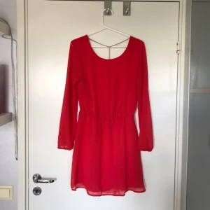  - Röd klänning i fint material. Använd få gånger så den är i bra skick! 