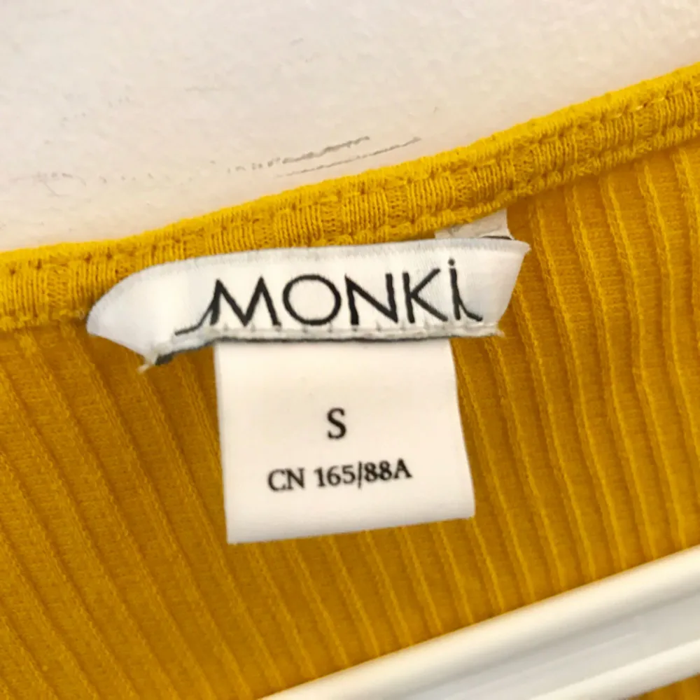 Snygg tröja från Monki. Storlek S, 70 kr. Köparen står för frakten. . T-shirts.