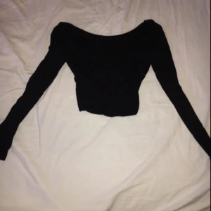  - Fin magtröja som är korsad i ryggen och otroligt skönt material