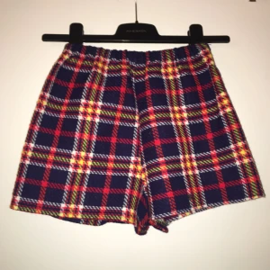  - Skotskrutiga shorts! ✨✨ ingen lapp men storleken är ca xs-s, shortsen är 31 cm långa!