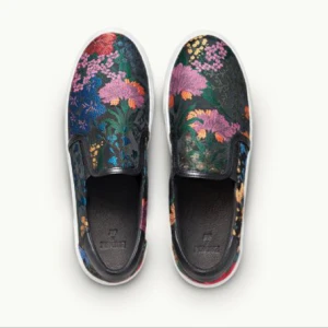  - ERDEM x H&M.  Ett par slip in-sneakers i jacquardvävd kvalitet med skimrande blommönster. De har resår i sidorna samt läderdetaljer. Foder och innersula i läder. Yttersula i gummi. Storlek: 39