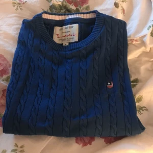  - Stickad tröja ifrån bondelid. Använd mycket men fortfarande i väldigt bra skick. Kan mötas upp i Stockholm eller så betalar köparen för frakten.