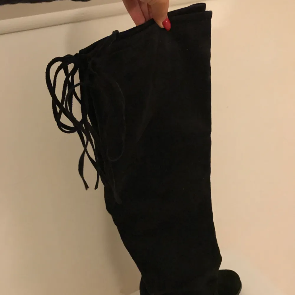 Overknee boots, aldrig använda så i perfekt skick. Storlek 39kr. Frakt tillkommer . Skor.