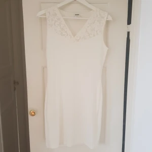  - Vit ärmlös klänning från Vero Moda med spets upptill. 