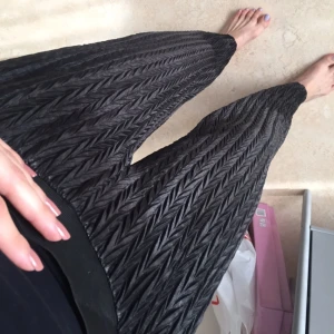  - Coola, mönstrade, utsvängda byxor från Monki. Så luftiga och sköna men tyvärr för stora för mig. Sparsamt använda! Nypris: 300kr Köparen står för frakten ✨ 