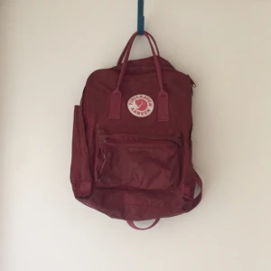  - Röd fjällrävenryggsäck, nypris 895kr! Frakt tillkommer 