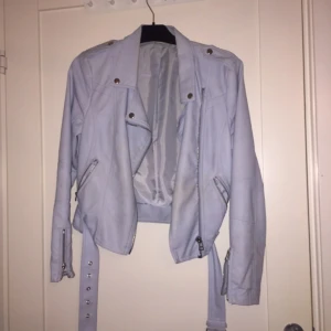  - Super fin Ljusblå skinnjacka sällan använd från Cubus 