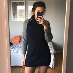  - Världens finaste klänning från Gant!! Blå med grå ärmar. 100% ull, så varm och skön till vintern. Säljer eftersom den är för kort för mig, jag är 1,70 m :((( Den är XXL i barnstorlek, därför skrev jag om det till XS (ärmarna är uppvikta på bilden) :) frakt tillkommer