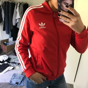  - Säljer en röd adidas kofta, använd men i fint skick. Storlek 164 men passar mig som har xs.