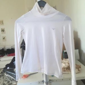  - Vit superfin Armani-Polo med knappdetaljer på handleden