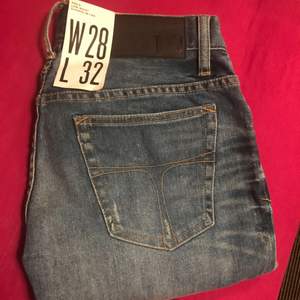 Helt nya Tiger of Sweden jeans i strl: W:28 L:32  Aldrig använda, därav priset. ✨📦 Köparen står för frakten 📦✨ Fler bilder kan skickas om så önskas.