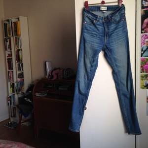 Ett par blåa jeans från monki. Deras modell moshi. Storlek 28 cn 165/172a. Ganska hög midja. Skönt stretchiga. Smala nertill, stuprör. Använda fåtal gånger. Säljes pga för små. Skriv om du har frågor. Säljaren står för frakt. Ca 55kr