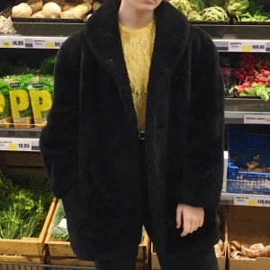  - min bästa päls!!!! fuskpäls givetvis. funkar nog oavsett vilken storlek man har, beroende på hur man vill att den ska sitta (jag är S-M). varm till de kallare årstiderna och funkar jättebra att ha en hoodie eller tjocktröja under! två halvdana tryckknappar finns, sen har jag också satt säkerhetsnålar längs vägen ner ifall man vill knäppa hela kappan. mysig och rymlig <3 möts upp inom östergötland + tranås & vimmerby, annars tillkommer frakt på 70kr! 💌 OBS BUDGIVNING pga stort intresse! ledande bud: 400kr + frakt. avslutas 24/10 kl 12:00.