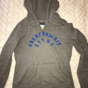  - Äkta Abercrombie & Fitch hoodie i gott skick! Storlek XS men sitter typ som en S