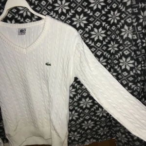  - Kabelstickad  Lacoste tröja vit 