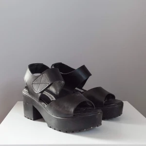  - Okänt märke • Svarta klackade sandaler • Helt ok skick • Bekväma att gå i pga. chunky klack
