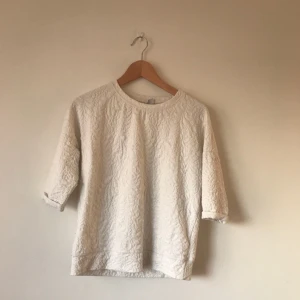  - Vit T-shirt med snyggt mönster 