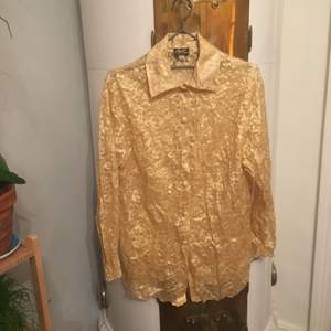 Guldig vintageskjorta i spets