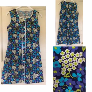  - Underbar blommig retro/vintage klänning, äkta 60-tal.  I mycket fint skick. Passar en S-M.   Klänningens mått: Längd: ca 92cm Byst: ca 90cm  Stuss: ca 100cm  Omkrets ärm: ca 42-43cm