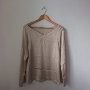  - Svinfin sidenblus med utsvängda armar, fin oversize. Sparsamt använd.