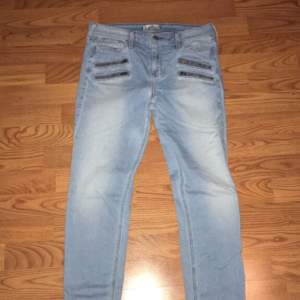 Snygga jeans med dragkedjor framtill från Hollister i storlek W29 L31 och aldrig använda.