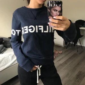  - Säljer en helt ny Tommy hilfiger sweatshirt, storlek 164, men passar garanterat en xs/s. Färgen är som på bilden. 