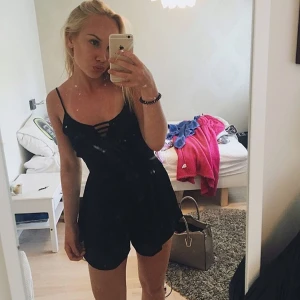  - Svart playsuit. Använd ett par gånger men den är i bra skick!