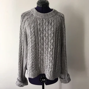  - skön ribbstickad tröja (som inte är det minsta stickig). som ny.   kmr lägga upp många annonser närmsta tiden och ju fler plagg du vill ha, desto större mängdrabatt får du. möts upp i sthlm eller skickar om du betalar frakten.