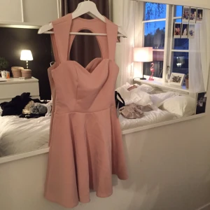  - Superguuuullig sommarklänning ✨✨ skitsnygg nör man fått lite färg!