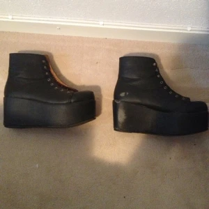 Svarta platåskor från SixtySeven.Lite slitna men annars i väldigt bra skick. - Svarta platåskor från SixtySeven.Lite slitna men annars i väldigt bra skick.