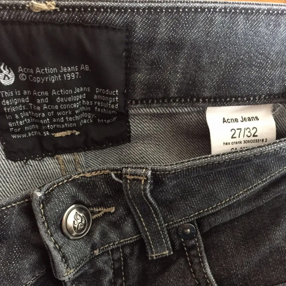 Acne grå jeans, 27/32, men passar mig som har storlek XS. Fint skick.. Jeans & Byxor.