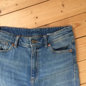  - Tajta jeans med hög midja, Nästan oanvända, avklippta av mig :-) 