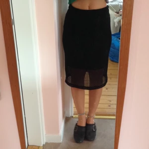  - Pennkjol i nät-material från gammal kollektion från monki. Skön och snygg både till vardags och till fest