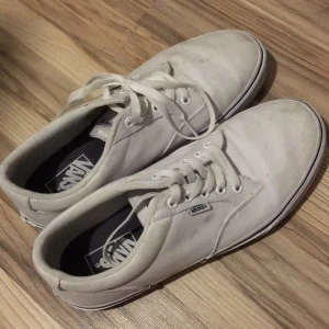  - Säljer mina vans, de är i väldigt bra skick, dock lite smutsiga men det går att fixa bort!  Kan mötas upp i Hbg! Köparen står för frakten :))