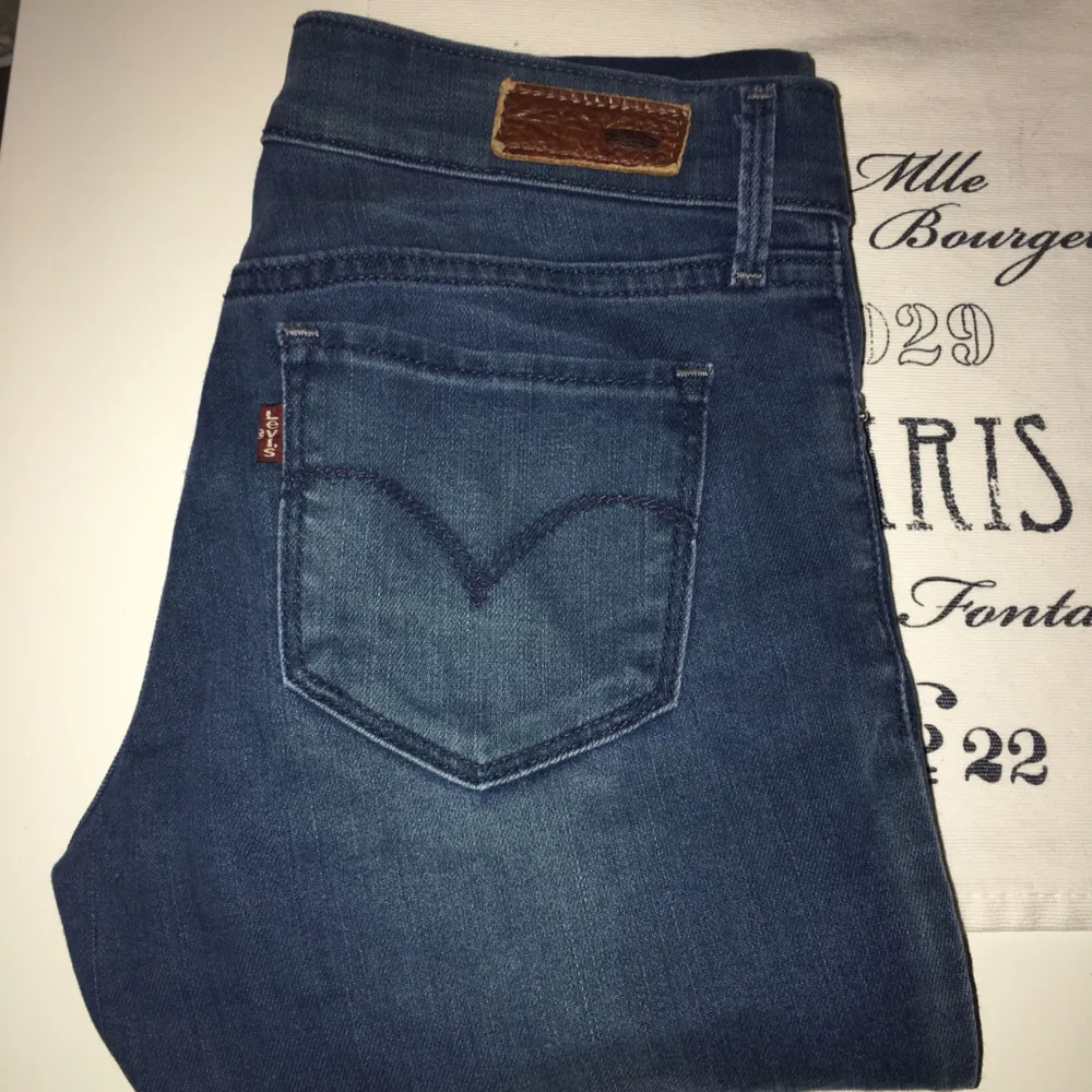 Säljer dessa Levis jeans!  Bra skick utan hål eller fläckar! . Jeans & Byxor.