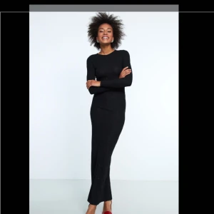  - Snygg Svart Maxidress, lite glittrig Använd 1 gång Köparen står för frakten  Finns i Helsingborg 