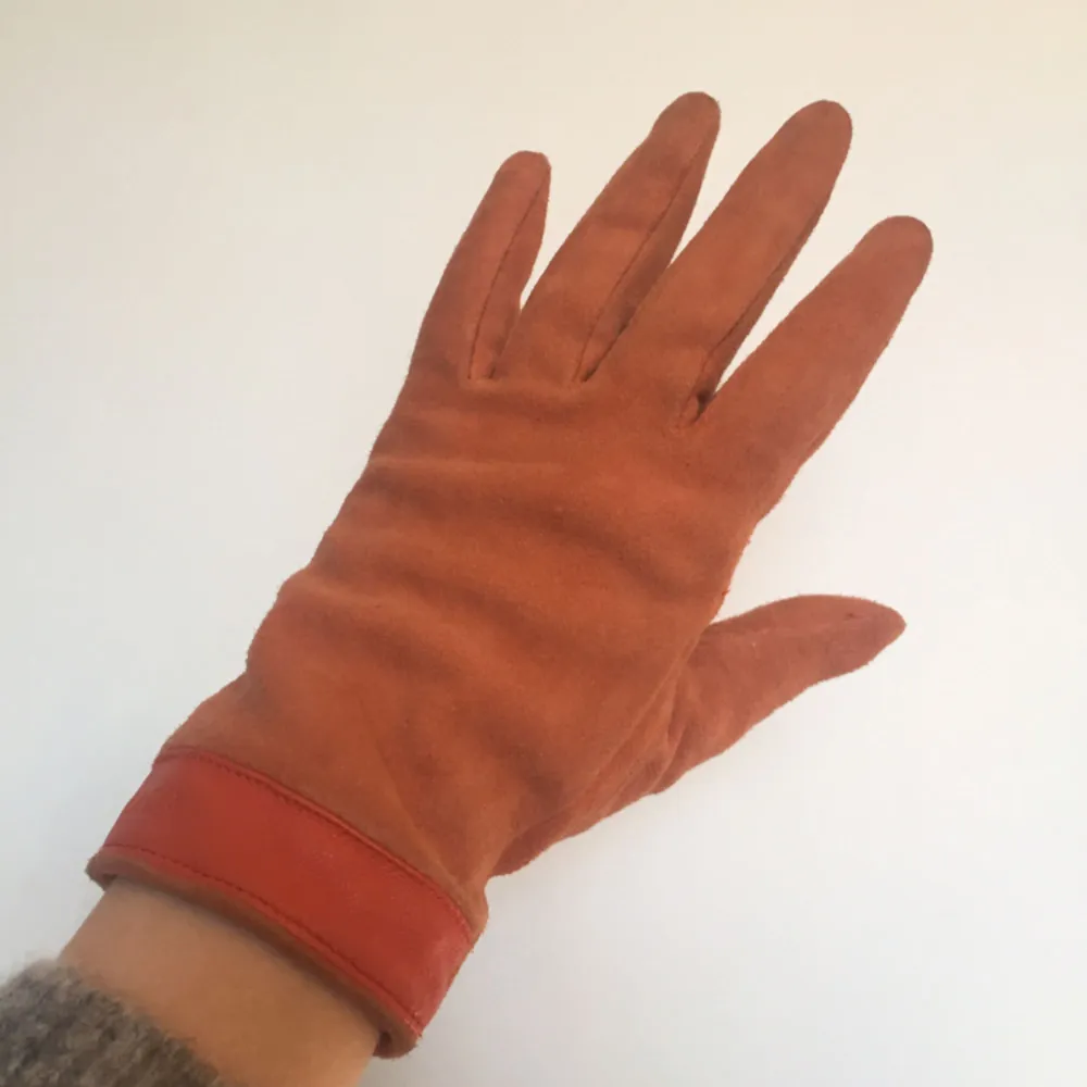 Säljer dessa snygga Prada handskar i äkta läder jag köpt här på Plick! Tyvär passar inte denna snygga dusty orange färgen i min garderob:( hoppas dem får ett fint nytt hem💕. Accessoarer.