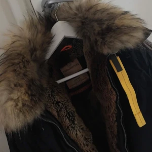  - Jätte fräsch och fin Parajumper denali utan några defekter , varm och skön för den som fryser lite extra mycket. Byte mot longbear är av intresse