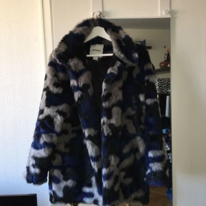  - Ascool kappa från Monki. Köpt här på plick men kommer tyvärr aldrig till användning. En knapp (näst längst ner) har lossnat, det går bra utan den men går nog också lätt att fixa. 