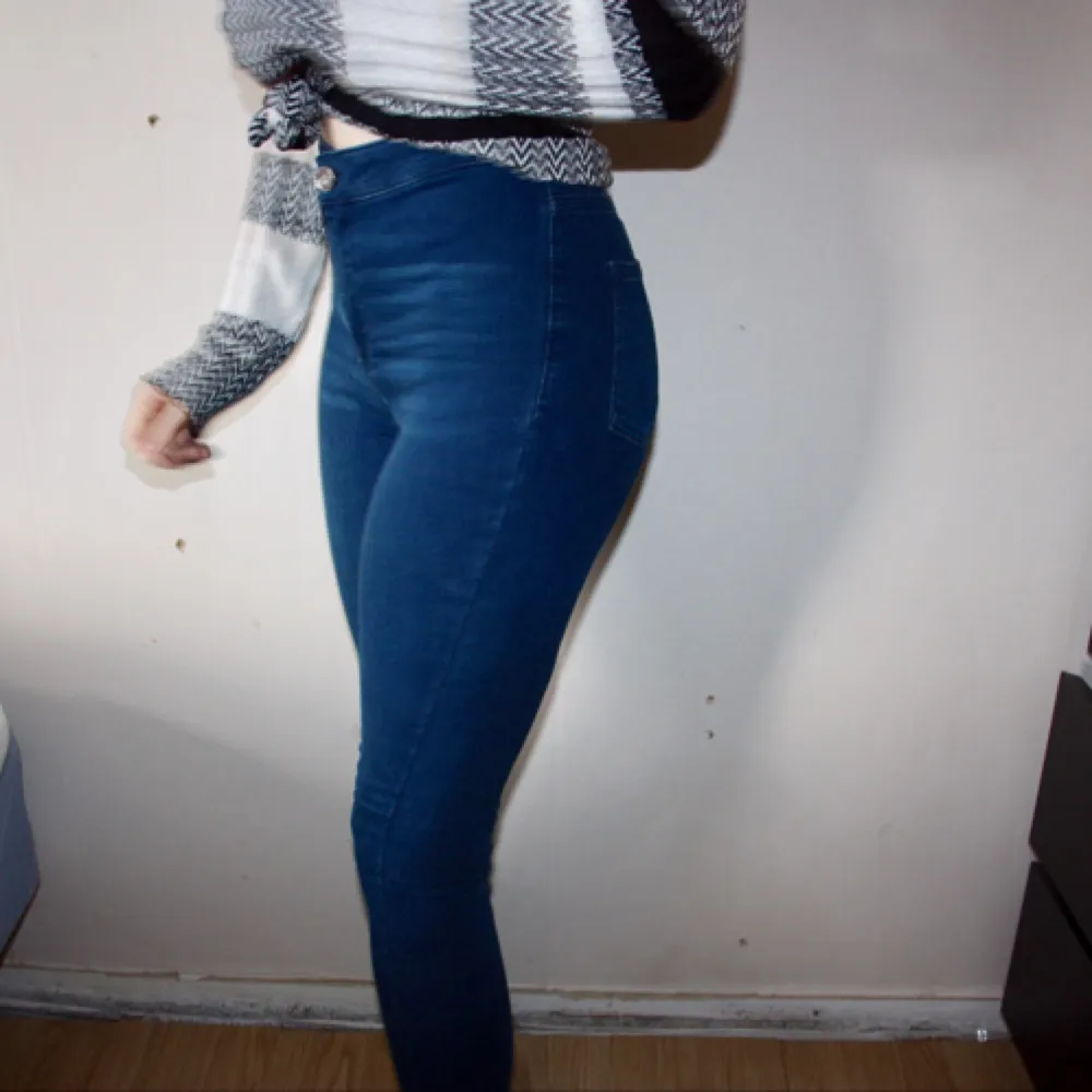 Mörkblå Superhöga jeans från BIKBOK. Storlek XS/31. Frakt 60kr. Jeans & Byxor.
