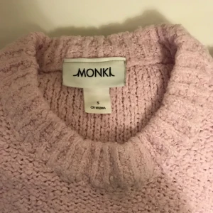  - Mysig ljusrosa tröja. Använd fåtal gånger. (Pris är inkl. frakt) 