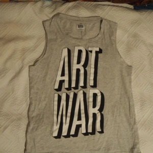  - Jag har S/M och den sitter inte tight på mig så den passar nog dig som inte är XS också. 🤠 Från Weekday!