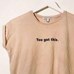  - T-shirt från NA-KD x Therese Lindgren. Passar XS-S. Säljes för 100kr, frakt tillkommer.  Betalning sker via swish