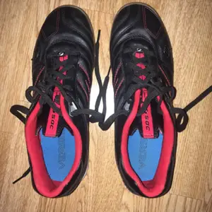 Fräscha inomhus skor från soc i stl 40, knappt använda, köparen står för frakten 