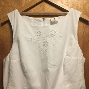  - En smula ostruken men otrolig fin klänning, använd en gång och i superskick! Broderi fram på bröstet och längs den nedre kanten. Dragkedja i ryggen. Perfekt till studenten!